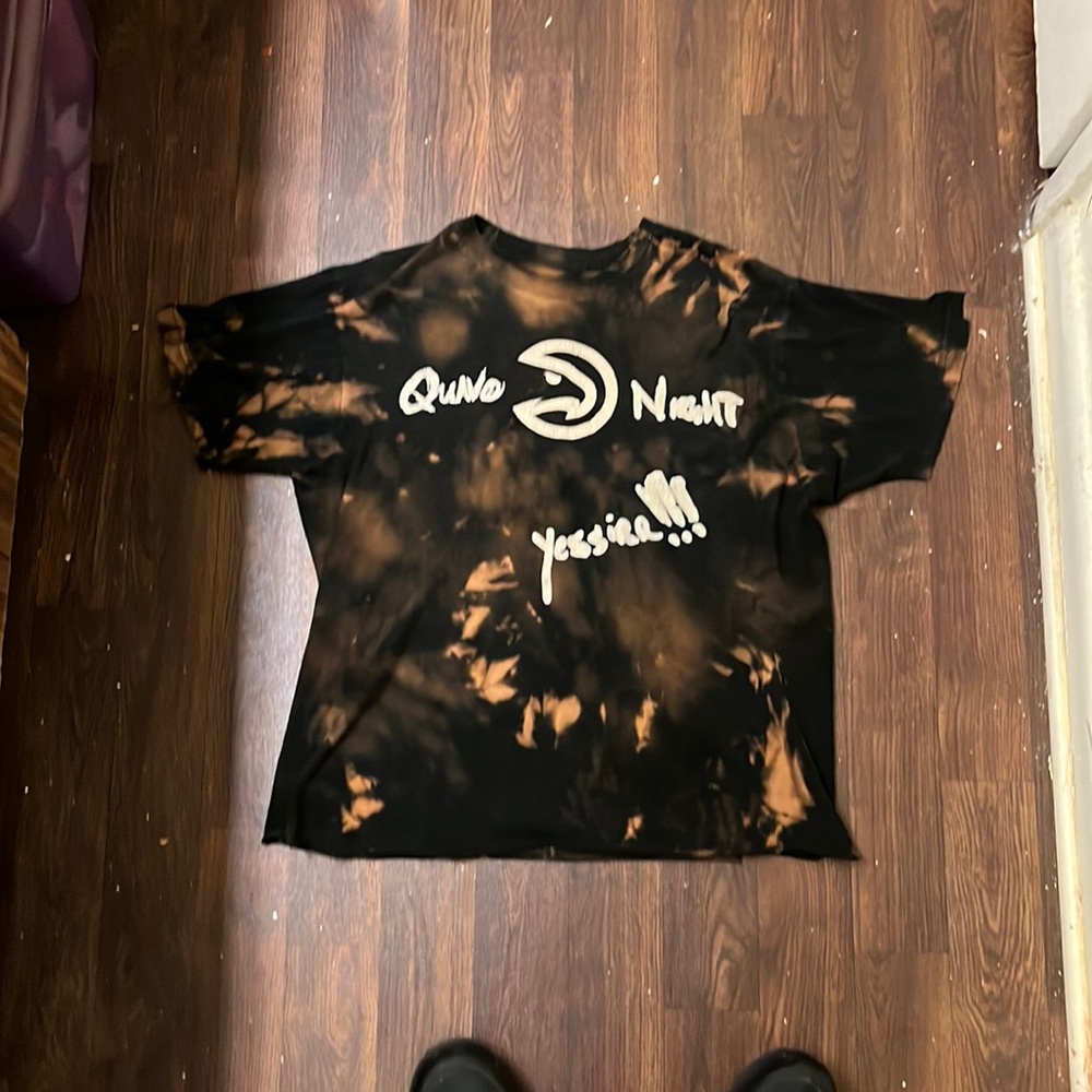 a small bleached black and brown atlanta hawks shirt cropped stomach cut sleeves
